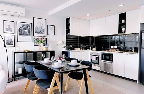 Docklands Apartment | Fashion Apt/2B/Free Car/Free Tram/Shopping/CBD