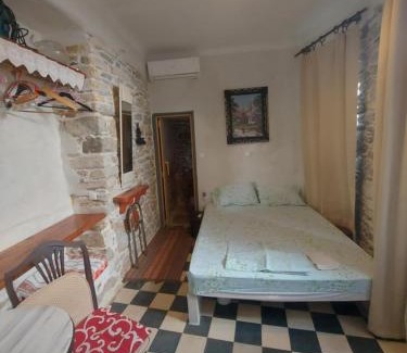 Filoti House | Fasolas square studio 15m2 is located 30 stairs up from the main road and it is in the old market fasolas and next to the museums