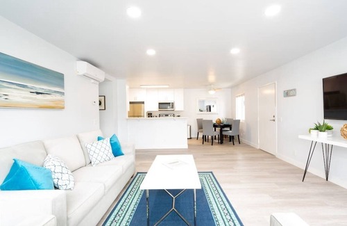 Pacific Beach Apartment | FAST WiFi, NEW 1 Block to Beach Sparkling Clean A/C BBQ Parking