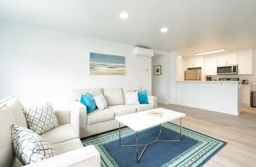 Pacific Beach Apartment | FAST WiFi, NEW 1 Block to Beach Sparkling Clean A/C BBQ Parking