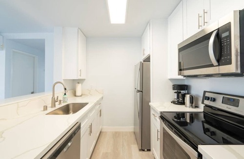 Pacific Beach Apartment | FAST WiFi, NEW 1 Block to Beach Sparkling Clean A/C BBQ Parking