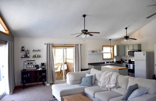 Briar Crest Woods Ski Chalet | Father's Day Getaway! Close to hiking, golf & Raceway!