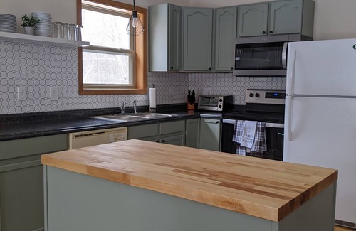 Briar Crest Woods Ski Chalet | Father's Day Getaway! Close to hiking, golf & Raceway!