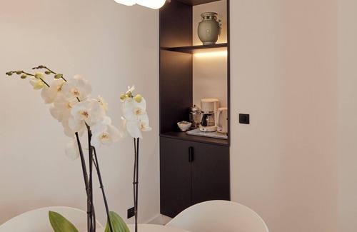 8th Arrondissement Apartment | Faubourg/Elysées, an elegant, two-bedroom apt. in Paris's best shopping area.