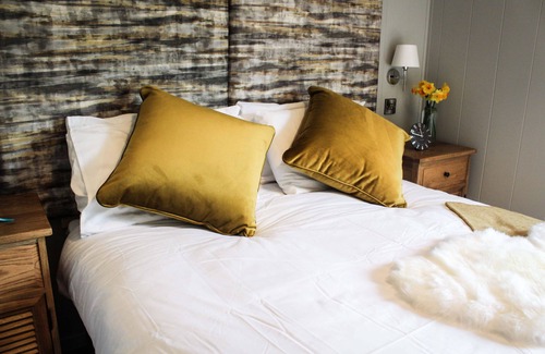 Rhayader Cabin | Fawns Rest - a cabin that sleeps 4, 1 bedroom, sofabed, hot tub