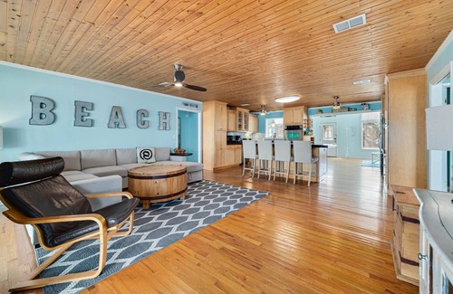 Gulf Shores House | Faxo's Retreat ~ Pet-Friendly, Outdoor/Kiddie Pools, Dock + $400 FREE Activities Daily ~ Zoo + More