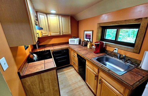 Chalk Hill Cottage | Fayette Springs House-Rustic Luxury close to trails, whitewater and winery!