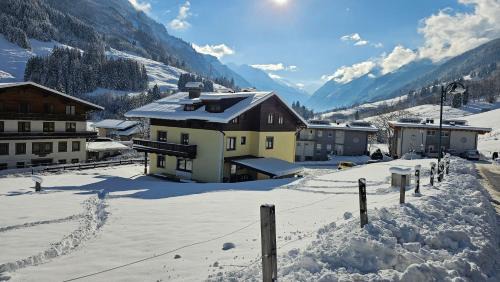 Bruck an der Grossglocknerstrasse House | Ferienhaus Alpenrose