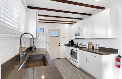Evans Churchill Apartment | Featherlight Cottage with BBQ and Hot Tub