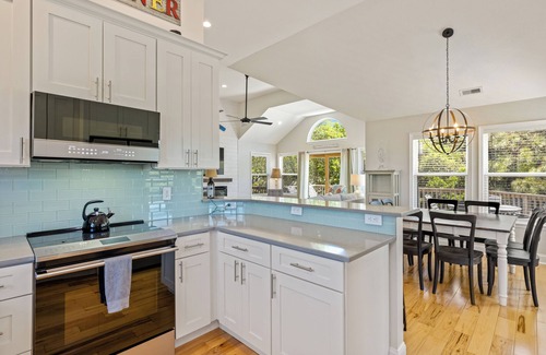 Duck House | Featured on HGTV's Island Life! Oceanside & remodeled with golf cart and views!