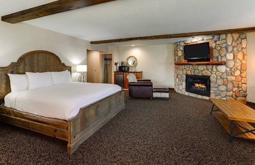 Peoria Hotel | Feel at Home: Extended Cottages & Complimentary Breakfast | 3 Units