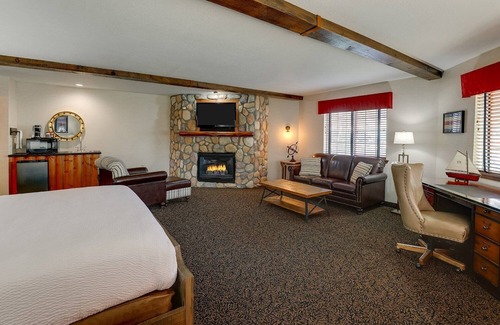 Peoria Hotel | Feel at Home: Extended Cottages & Complimentary Breakfast | 3 Units