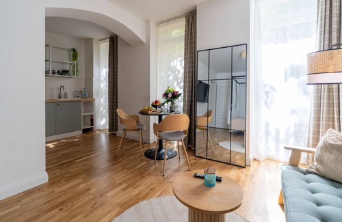 Kreuzberg Apartment | Feel-good apartment with four-poster bed and terrace