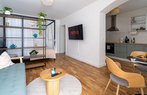 Kreuzberg Apartment | Feel-good apartment with four-poster bed and terrace