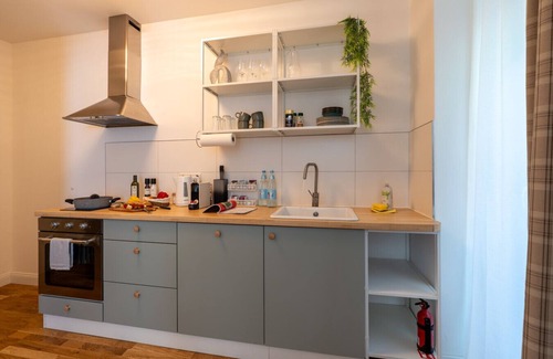 Kreuzberg Apartment | Feel-good apartment with four-poster bed and terrace