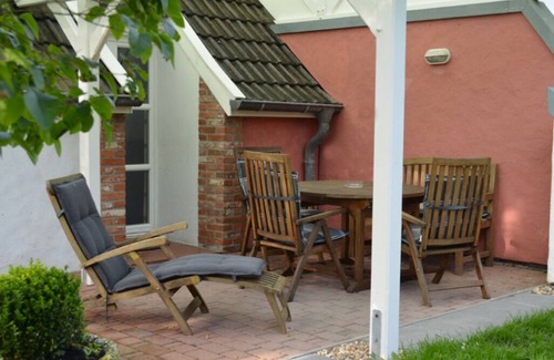 Großwurden Condo | Feel-good oasis right by the sea with a beautiful garden and mature trees