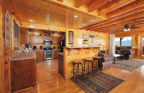 Gatlinburg - Pigeon Forge Cabin | Feel Like You're on Top of the World - Misty Hollow