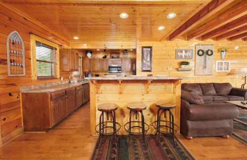 Gatlinburg - Pigeon Forge Cabin | Feel Like You're on Top of the World - Misty Hollow