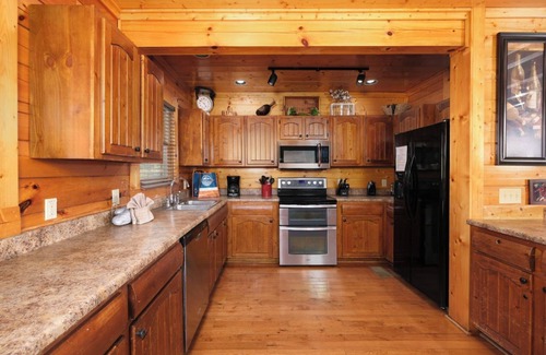 Gatlinburg - Pigeon Forge Cabin | Feel Like You're on Top of the World - Misty Hollow
