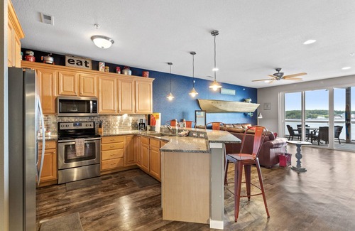 Osage Beach Condo | Feeling Nauti! Designer Lakefront 3BR/2BA at Luxe Lands End