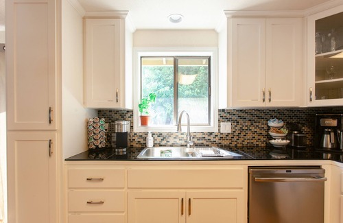 Medford House | Feels like Home-Very Comfy and Well Stocked-Centrally Located-Walk to Major Park