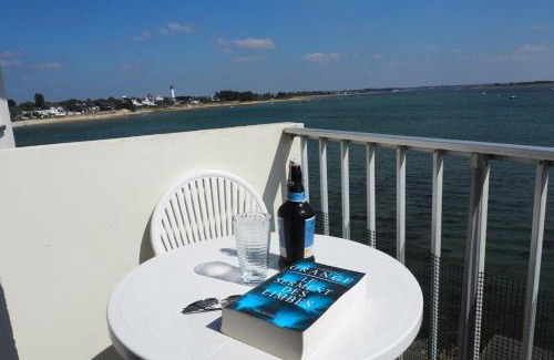 Port-Louis Apartment | Feet in the water breathtaking 180 sea view!