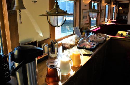 Amsterdam City Centre Boat Rental | Felicitas