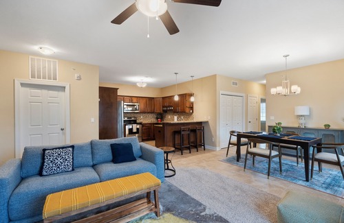 West Des Moines Condo | Felicitous Spacious Clean Safe Jordan Creek Perks W/Garage