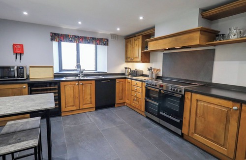 Kendal Cottage | FELL VIEW HOUSE, family friendly, character holiday cottage in Kendal
