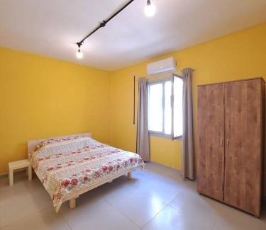Haifa Apartment | Fellini Marcello garden (talpiot)