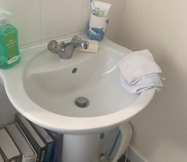Pewsey House | FEMALES ONLY OR Couples for DOUBLE ROOM - near Stonehenge