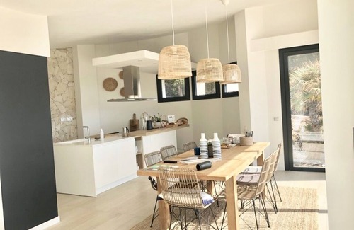 Sarroch Villa | Fenandgi: Luxury Hospitality at it's finest ! IUN Q1939 CIN: IT092066C2000Q1939