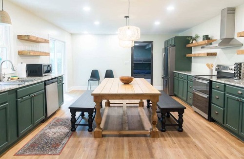 Wade Hampton House | Fenced In|10 Min To DT|Sleeps 14|Walk In Shower