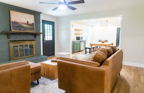 Wade Hampton House | Fenced In|10 Min To DT|Sleeps 14|Walk In Shower