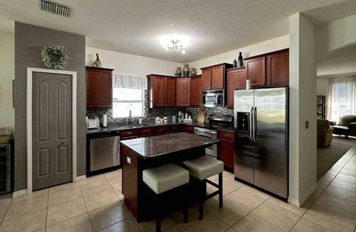 Bloomingdale House | Fenced in - Walk to Brandon boat ramp & 25 minutes to Busch Garden theme parks!