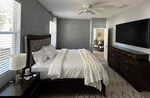 Bloomingdale House | Fenced in - Walk to Brandon boat ramp & 25 minutes to Busch Garden theme parks!