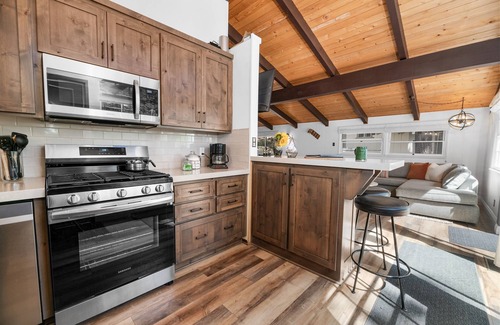 Moonridge Cabin | Fenced Yard AC Fire Pit EV Walk to Zoo ~ Antler Inn