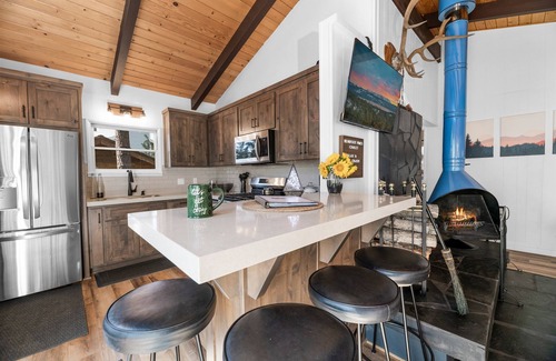 Moonridge Cabin | Fenced Yard AC Fire Pit EV Walk to Zoo ~ Antler Inn