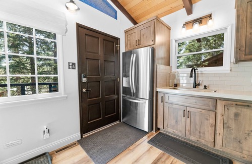 Moonridge Cabin | Fenced Yard AC Fire Pit EV Walk to Zoo ~ Antler Inn
