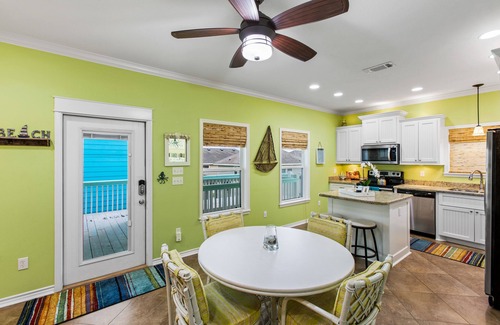 Port Bolivar House | Fenced Yard ~ Cargo Lift ~ Fire Pit ~ 3-minute walk to beach!
