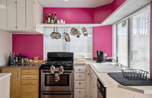 University Heights House | Fenced yard|Dogs accepted|Sleeps up to 4 - MONTHLY STAYS AVAILABLE!