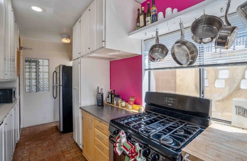 University Heights House | Fenced yard|Dogs accepted|Sleeps up to 4 - MONTHLY STAYS AVAILABLE!