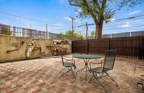 University Heights House | Fenced yard|Dogs accepted|Sleeps up to 4 - MONTHLY STAYS AVAILABLE!