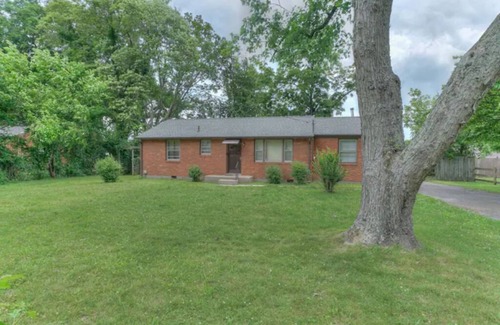 Murfreesboro House | Fenced yard, pet friendly, strong wifi. Near MTSU, food and shopping.