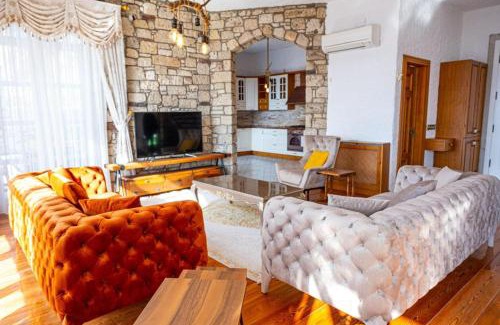 Cesme Villa | Fener burnunda Denize sıfır orjinaltaş malikane