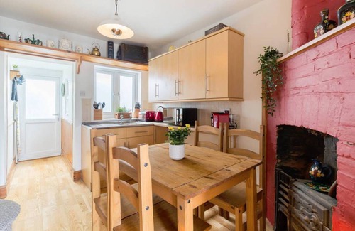Warwick House | Fergies Canal Side Cottage