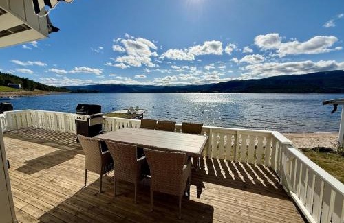 Nissedal House | Feriehus ved Nisser med egen strand, brygge, peis og robåt til fri bruk