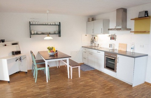 Boetzingen Apartment | Ferienwohnung Schambachhof, 50 qm mit Terrasse und 1 Schlafraum für max. 2 Erw. und 2 Kinder