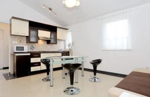 Gornji Karin Apartment | Ferienapartment Mit Balkon Für Fünf Personen