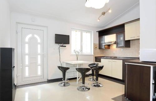 Gornji Karin Apartment | Ferienapartment Mit Balkon Für Fünf Personen